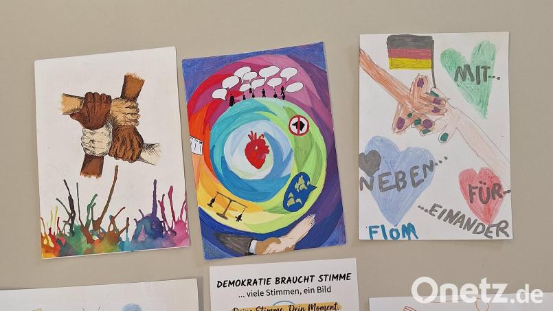 Unter dem Motto „Demokratie braucht Stimme“ gestalteten Kinder, Jugendliche und Erwachsene Postkarten. Gemeinsam ergeben sie ein Kunstwerk. Bild: Michaela Hahn