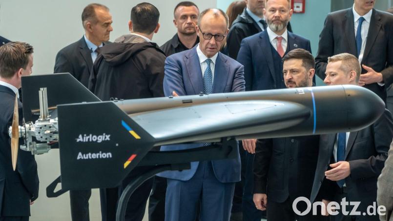 Diese Drohne von Auterion und Airlogix hat eine Reichweite von bis zu 1500 Kilometern. Im April führte sie Auterion-Chef Lorenz Meier (ganz inks, seitlich von hinten zu sehen) Bundeskanzler Friedrich Merz (CDU) und dem ukrainischen Präsident Wolodymyr Selenskyj vor. Bild: Michael Kappeler/dpa