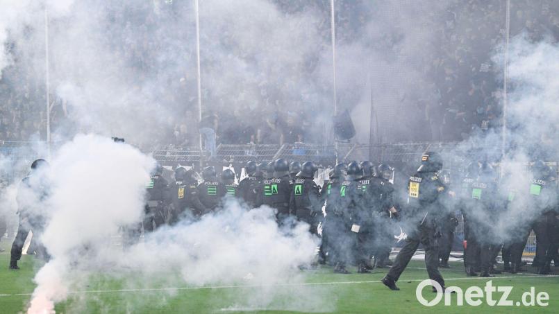 Polizeieinsatz beim Pokalderby im Carl-Benz-Stadion. (Archivbild) Bild: Uwe Anspach/dpa
