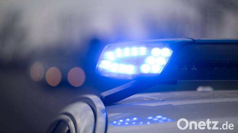 Polizisten löschen die Flammen auf der Baustelle. (Symbolbild) Bild: Marijan Murat/dpa