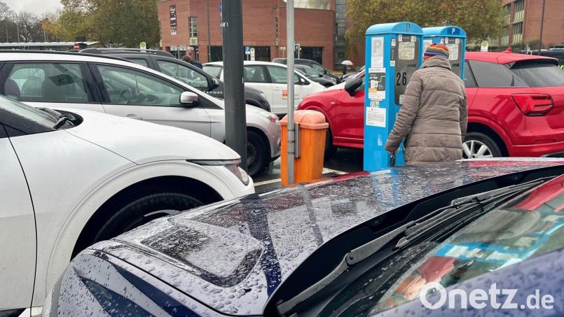 In Weidens Innenstadt, etwa am Zentralen Omnibusbahnhof (Großparkplatz Naabwiesen), kann man das Parkticket ganz klassisch am Parkautomaten bezahlen. Archivbild: Gabi Schönberger