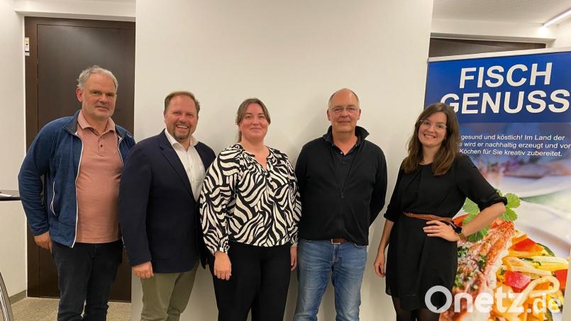 Der neue Geschäftsführer der ARGE Fisch, Markus Kraus (Zweiter von rechts), mit den Vorsitzenden Thomas Beer (links), Sabrina Busch (Mitte) und Anna Klupp (rechts) und Landrat Hubert Schicker (Zweiter von links). Bild: Sophia Ernst