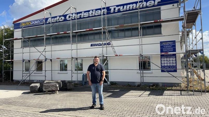 Derzeit wird die Fassade noch hübsch gemacht. Christian Trummer steht vor seiner Autowerkstatt, die früher sein Lehrbetrieb war. Bild: roa