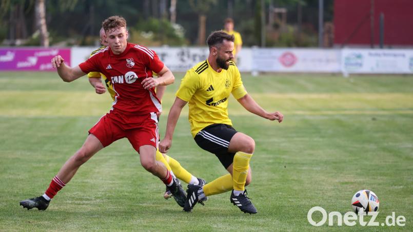 Die SV Grafenwöhr (rechts Marcel Pfab, im Spiel beim FC Dießfurt) dominiert aktuell die Kreisliga Nord. Der Spitzenreiter muss sich am Samstag einer Reifeprüfung unterziehen, wenn Verfolger TSV Erbendorf im Grafenwöhrer Sportpark gastiert. Archivbild: Dieter Jäschke