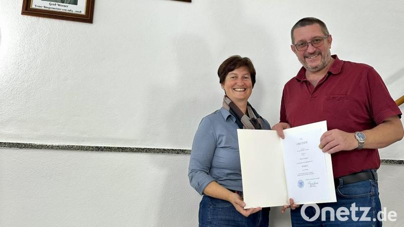 Erste Bürgermeisterin Tanja Kippes mit Geschäftsleiter Peter Forster bei der Urkundenüberreichung zum Dienstjubiläum im Rathaustreppenhaus. Bild: Ramona Herrmann