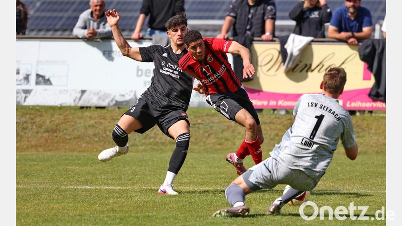 Spiele zwischen dem SC Luhe-Wildenau (in der Mitte Jamal Dubois) und dem TSV Seebach waren immer hart umkämpft. Bild: Dieter Jäschke