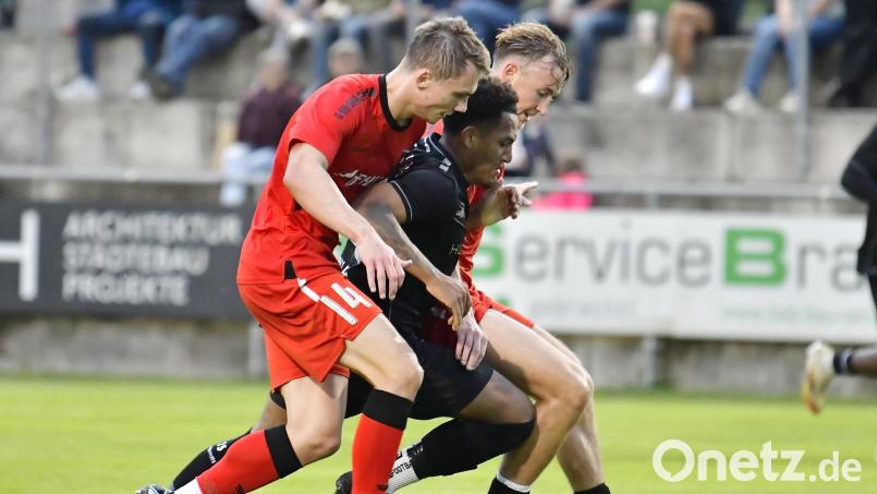 Ein umkämpftes Spiel erwartet Remmy Kruse (Mitte) und DJK Gebenbach auch am Freitagabend. Dann muss die DJK beim ungeschlagenen TSV Kornburg ran. Bild: Hubert Ziegler