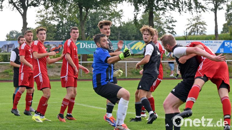 Die SpVgg Wiesau (schwarze Trikots, Szene vom 1:2 gegen den TSV Konnersreuth) ist zu Hause noch ohne Punktgewinn. Am Sonntag empfängt der Neuling den TSV Waldershof. Archivbild: Rudi Gebert