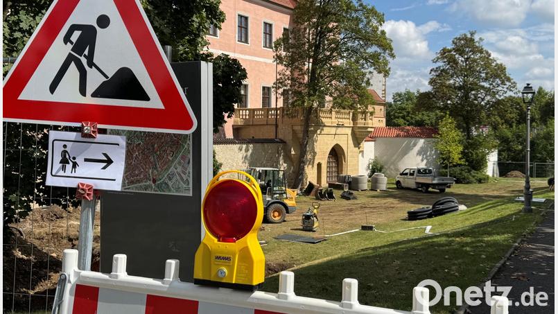 Der Fußweg im Amberger Stadtgraben beim Landratsamt zur Vils ist momentan gesperrt: Hinter dem Bauzaun läuft die Sanierung eines wichtigen Regenüberlaufbeckens. Bild: Heike Unger
