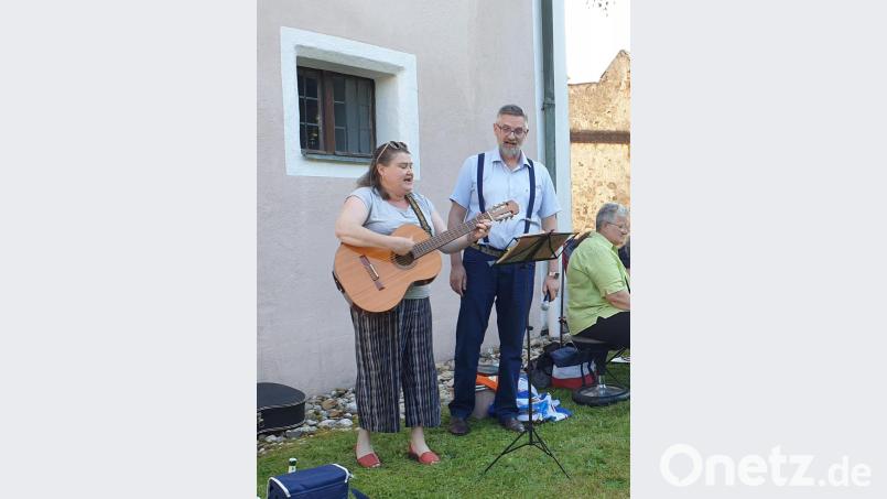 Pfarrer Márcio Trentini und seine Frau Vivian Bayer Trentini haben in ihrer Zeit in Kohlberg brasilianisches Lebensgefühl verbreitet, zum Beispiel im vergangenen Sommer bei der Picknick-Serenade im Kohlberger Kirchengarten. Ab September wechselt der Pfarrer ins Vierstädtedreieck. Bild: Susanne Götte