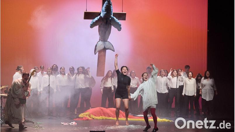 Die Darstellerinnen und Darsteller des Theaterstücks „Timmy - Die Hope stirbt zuletzt“. (Archivbild) Bild: Georg Wendt/dpa