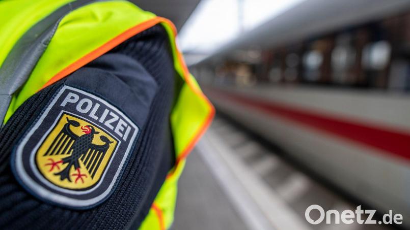 Ein Super-Recognizer der Bundespolizei identifizierte einen mutmaßlichen Dieb, der verdächtigt wird, mehrere E-Scooter am Regensburger Bahnhof geklaut zu haben. Bild: Patrick Seeger/dpa