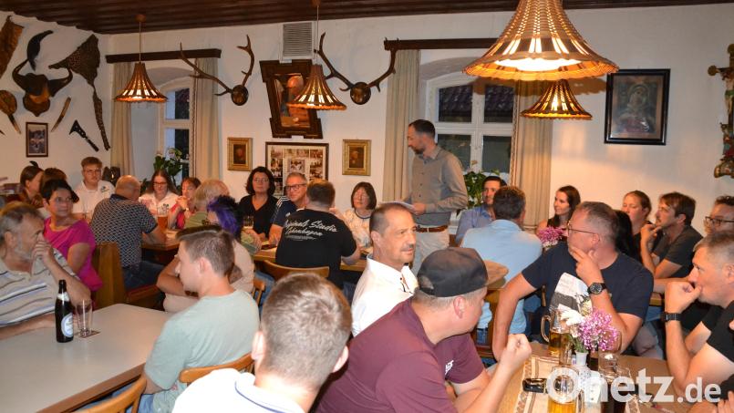 Bürgermeister Armin Bulenda (stehend) erläutert das Vorhaben. In Tröbes soll eine neue Begegnungsstätte für Vereine entstehen. Womöglich sogar in einem der Traditionswirtshäuser? Bild: Peter Garreiss