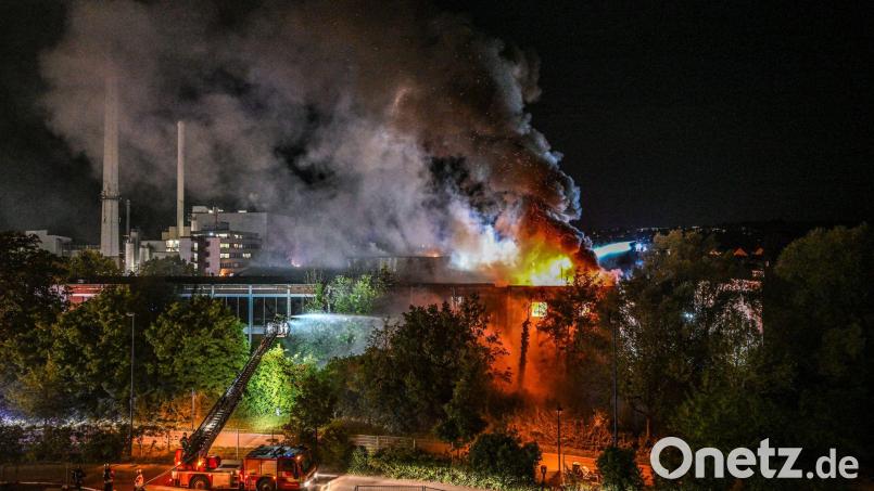 Eine Lagerhalle brennt in Ulm. Bild: Marius Bulling/onw-images/dpa