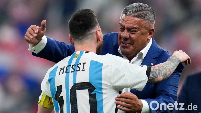 Verbandsboss Claudio Tapia kündigt eine Ehrung für Lionel Messi an. (Archivbild) Bild: Natacha Pisarenko/AP/dpa