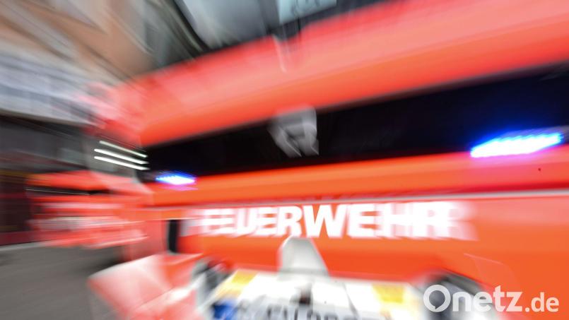Die Feuerwehr rettete den Mann mit Verbrennungen aus dem Keller. (Symbolbild) Bild: Bernd Weißbrod/dpa