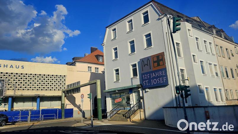 Das hellblaue Gebäude am Adolf-Kolping-Platz 1 steht fast leer. Es gehört der Pfarrei St. Josef. Bild: blf