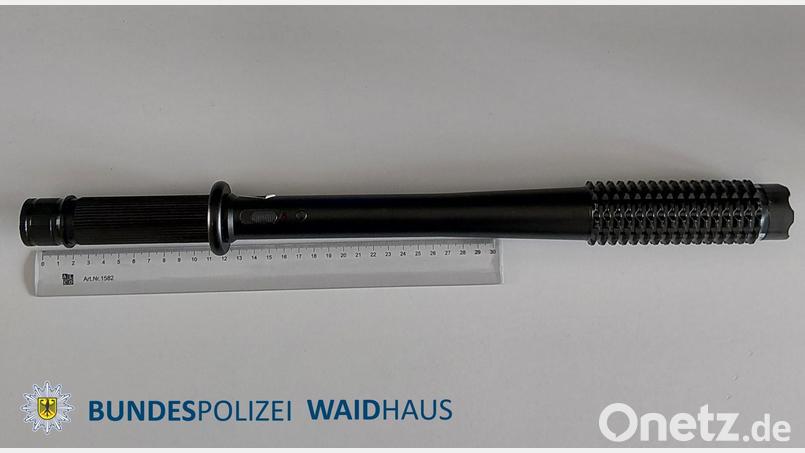 Diesen Schlagstock mit Elektroschocker stellte die Bundespolizei bei einem 36-Jährigen sicher, der über Waidhaus von Tschechien nach Deutschland eingereist war. Bild: Bundespolizei