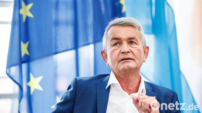 Bertram Brossardt, Hauptgeschäftsführer der bayerischen Metallarbeitgeber, hofft auf einen moderaten Tarifabschluss mit der IG Metall. Der Stellenabbau in der Branche hielt im ersten Halbjahr an. (Archiv) Bild: Matthias Balk/dpa
