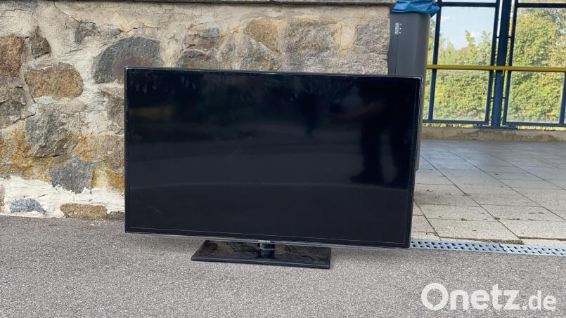 Ein 24-jähriger Radfahrer ist in Schwandorf mit einem Fernseher auf der Schulter gegen ein Auto gefahren. Bild: PI Schwandorf, PM Glaser