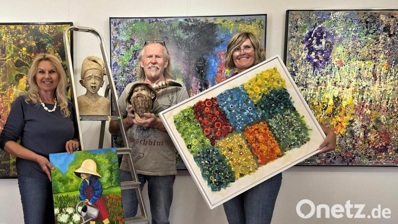 Mit viel Freude und Elan wurde die Gemeinschaftsausstellung des Kunstvereins Tirschenreuth im Hörmann-Saal installiert. Mitgeholfen haben auch die beiden Vorsitzenden Petra Schicker und Kerstin Rumswinkel (im Bild v.l. mit Künstler Bert Flor beim Aufbau). Bild: Ulla Britta Baumer