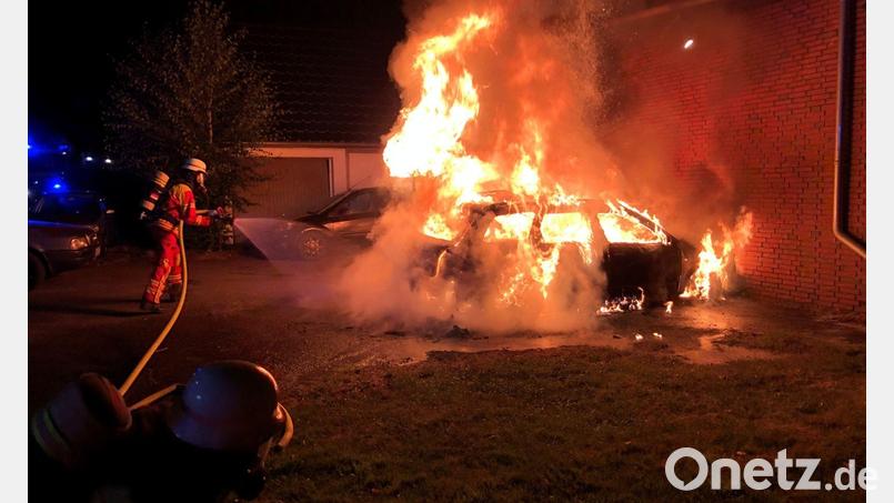 Die Feuerwehr konnte verhindern, dass das Feuer auf das Wohnhaus übergriff. Bild: Feuerwehr Minden/dpa