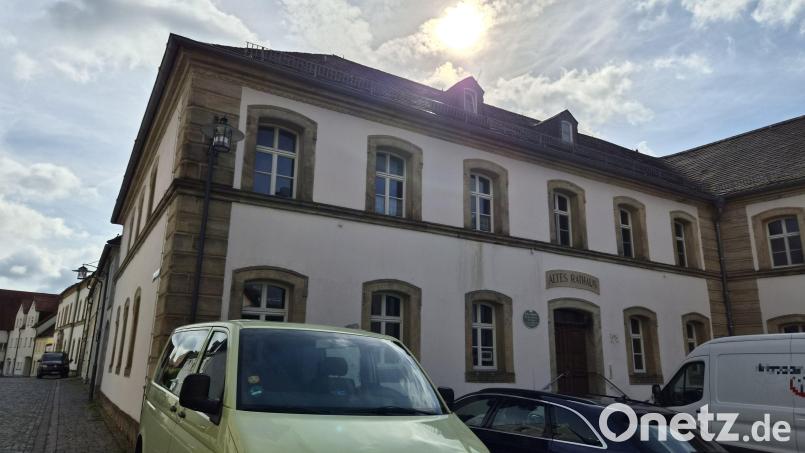 Nachdem das Familien- und Bürgerzentrum Mittendrin sowie die Stadtbücherei Kemnath aus dem "Alten Rathaus" am Rathausplatz 1 ausgezogen sind, ist das Gebäude noch ohne neue Nutzung. Erste Planungen sind noch am Anfang. Bild: lue
