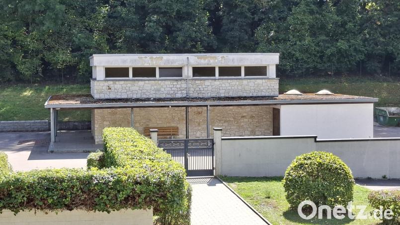 Das Dach des Leichenhauses im Friedhof Ensdorf ist undicht und wird nun saniert. Bild: Lothar Trager