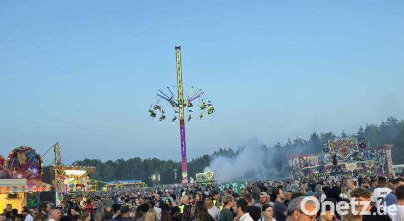Die Menschen strömten am Samstagabend nach Grafenwöhr auf das Volksfest-Gelände. Bild: Gerald Morgenstern