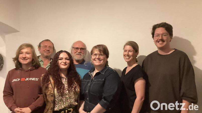 Geschafft! Nach über sechs Stunden Versammlung steht das neue Kreisvorstandsteam der Grünen (von links): Felix Stadlbauer-Valentin (Schriftführer), Peter Eckert (Kassier), Jennifer Wölfel (Zweite Sprecherin), Bernhard Krieger (Beisitzer), Simone Pirner (Erste Vorsitzende), Sandra Häberl (Beisitzerin) und Johannes Altmann. Bild: Monika Ziegeler