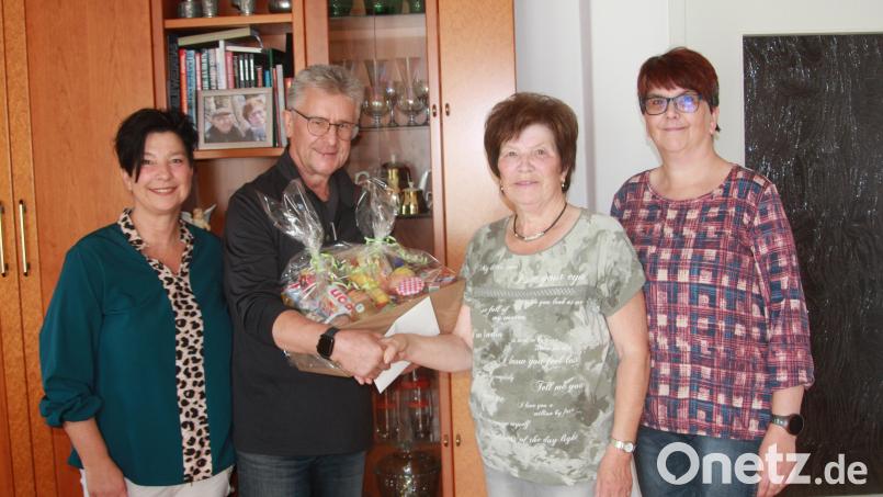 Waltraud Huttmann feierte am Mittwoch 80. Geburtstag. Dazu gratulierten ihr ihre Töchter Elke (links) und Sonja sowie Bürgermeister Wolfgang Braun. Bild: Werner Robl