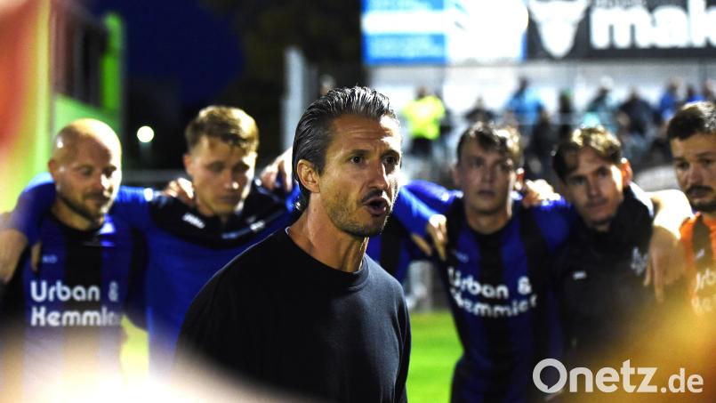 Trainer Michael Riester stellt seine Mannschaft der SpVgg SV Weiden auf das Freitagsspiel gegen den SV Fortuna Regensburg ein. Bild: Gerhard Büttner
