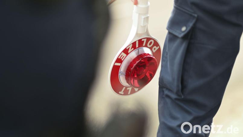 Polizisten kontrollieren den Mann mit dem selbstgebauten Mofa. (Symbolbild) Bild: Katharina Kausche/dpa