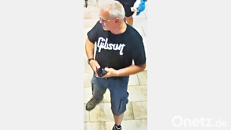 Die Polizei fahndet nach diesem Mann. Bild: PI Waldsassen/Videoaufzeichnung/privat