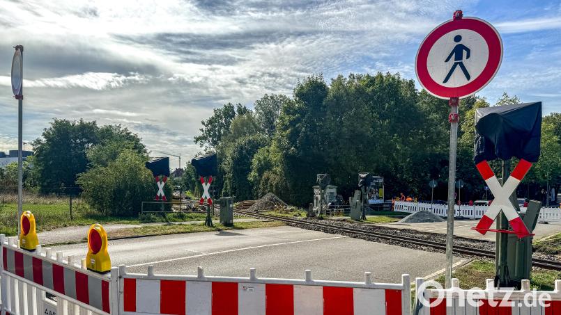 Die Deutsche Bahn führt umfangreiche Arbeiten an den Gleisen und am Schotterbett der Bahnstrecke Weiden-Parkstein-Hütten durch. Deshalb werden mehrere Bahnübergänge in Weiden abwechselnd gesperrt. Bild: Marina Gube