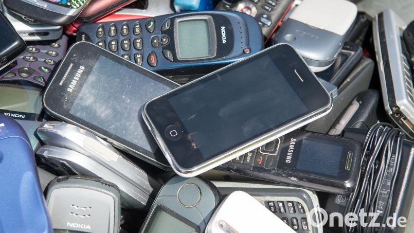 In ausrangierten Smartphones stecken noch wertvolle Rohstoffe. (Archivfoto) Bild: Maurizio Gambarini/dpa