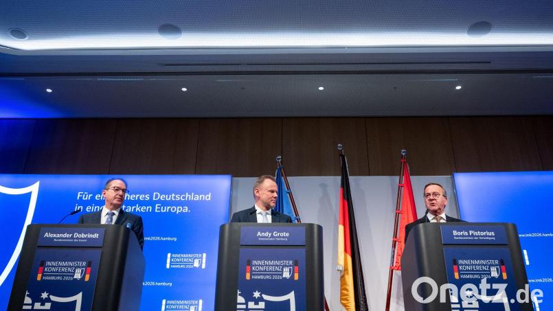 Was Firmen oder Sicherheitsfirmen mit Spezialfähigkeiten künftig erlaubt sein soll, um wichtige Einrichtungen zu schützen, werde aktuell innerhalb der Bundesregierung und mit den Ländern besprochen, heißt es aus dem Bundesinnenministerium. (Archivbild) Bild: Daniel Bockwoldt/dpa