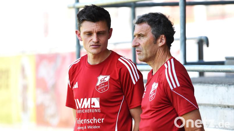 Das Trainerduo des SC Luhe-Wildenau, Benjamin Urban (links) und Stefan Grünauer, musste sich mit einem Pinkt in Seebach begnügen. Archivbild: Gerhard Büttner