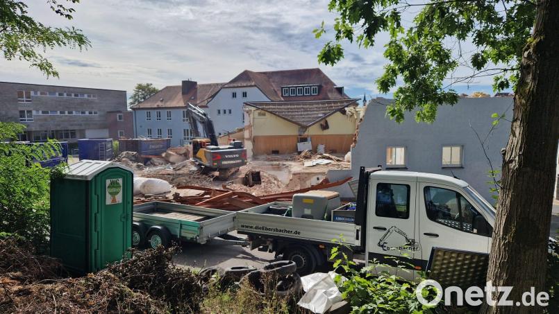 Die alte Einfachturnhalle der Mittelschule wird derzeit abgerissen. Das Gebäude weicht einem Erweiterungsbau der Schule. Bild: szl