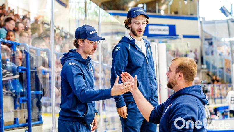 Bislang war Brayden Tracey (Mitte) in der Hans-Schröpf-Arena zumeist in Trainingsklamotten anzutreffen. Am Sonntag gegen den EV Landshut feiert er aber sein Heim-Debüt im Trikot der Blue Devils Weiden. Bild: Elke Englmaier