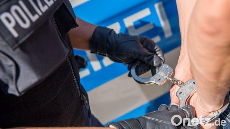 Ein alkoholisierter 30-Jähriger ist nach einem Polizeieinsatz auf der B 85 bei Sulzbach-Rosenberg in Gewahrsam gekommen. Symbolbild: Peter Kneffel/dpa