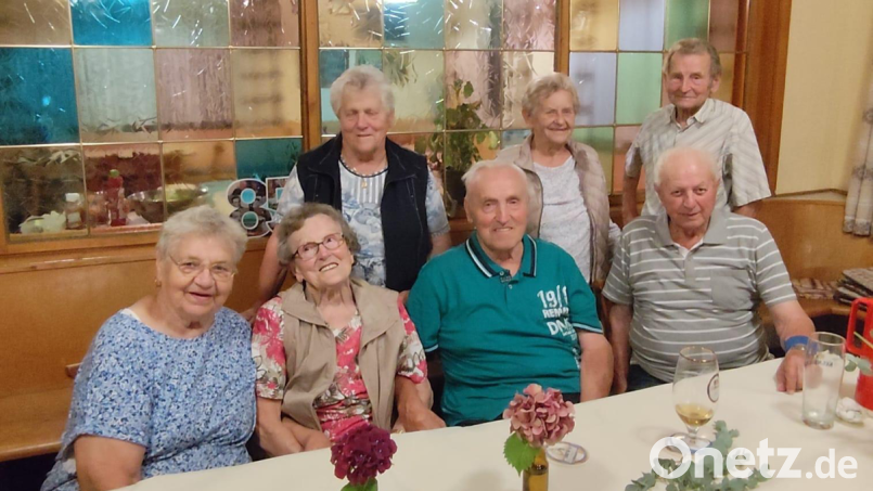 Der Glaubendorfer Wirt Hans Meißner (sitzend, Zweiter von rechts) mit seiner Frau Margareta (links) seine Schwester Margareta (zwischen dem Ehepaar) und Nachbarn Hans Kick, Rosa Beierl, Maria Meller und Hans Götz Bild: Sieglinde Schärtl