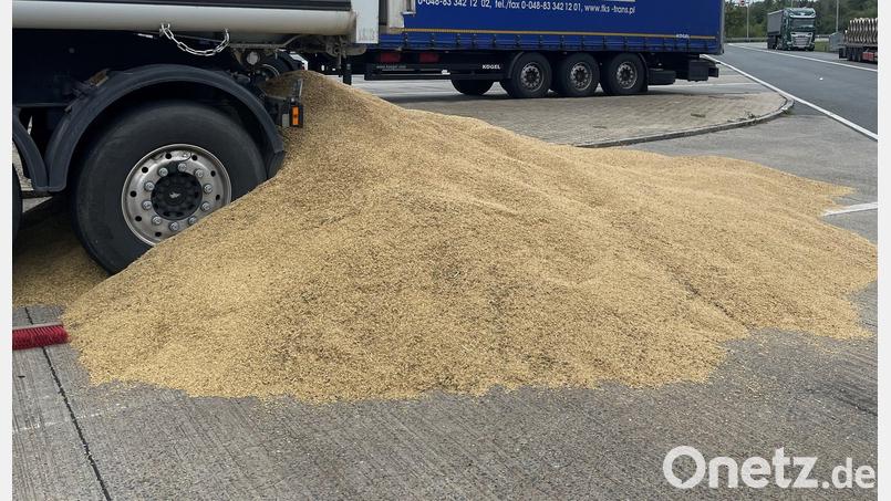Ein Lkw-Fahrer verlor auf dem Parkplatz Bärenholz acht Tonnen Hafer. Die Autobahnmeisterei und die Spedition kümmerten sich um die Reinigung. Bild: Verkehrspolizeiinspektion Hof