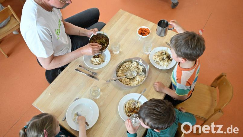 Zur Ganztagsbetreuung an der Altendorfer Schule gehört künftig auch Mittagessen – aber nicht nur für Schüler. Symbolbild: Bernd Weißbrod/dpa