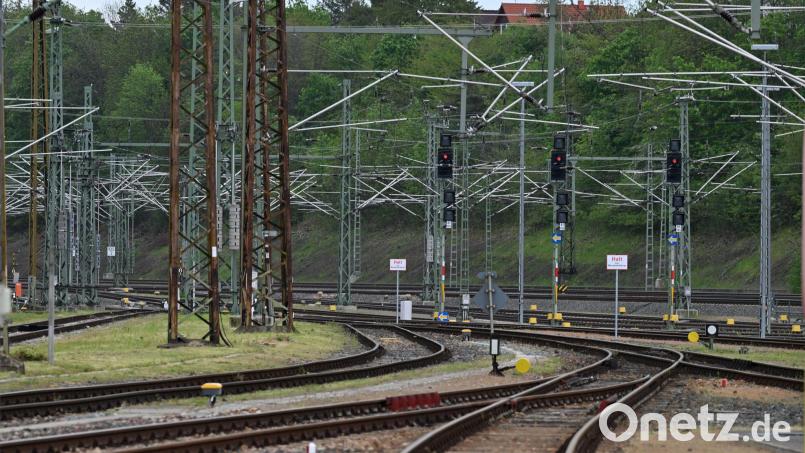 Die DB saniert ihr Streckennetz. In den kommenden vier Wochen bedeutet das Fahrplanänderungen zwischen München und Füssen. (Symbolbild) Bild: Martin Schutt/dpa