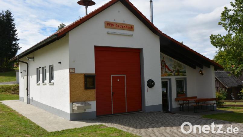 Das Feuerwehrhaus in Redenbach erstrahlt nach aufwändigen Renovierungsarbeiten in neuem Glanz. Bild: Josef Rosner
