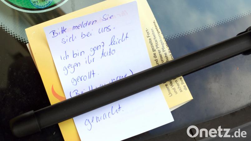 Ein Zettel an der Windschutzscheibe alleine reicht nach einem Unfall nicht. Es ist Pflicht die Polizei zu informieren. Symbolbild: Jens Wolf/dpa