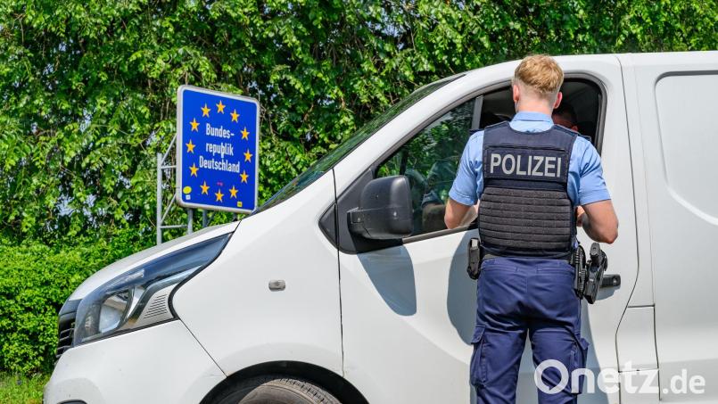 Wann die vorübergehend eingeführten deutschen Grenzkontrollen enden, ist noch nicht absehbar. Bundesinnenminister Alexander Dobrindt (CSU) hat sich erst kürzlich wieder um ein halbes Jahr verlängert. (Symbolbild) Bild: Patrick Pleul/dpa