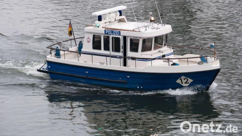 Die Wasserschutzpolizei nimmt den Unfall auf. (Symbolbild) Bild: picture alliance / dpa