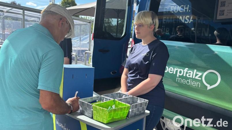 Der Tour-Bus von Oberpfalz-Medien ist am Freitag nach Rieden gerollt. Bei "Redaktion on Tour" auf dem Parkplatz des Netto-Marktes durften die Besucher Anliegen und Anregungen vorbringen, Fragen stellen, am Gewinnspiel teilnehmen, am Glücksrad drehen und – gegen Vorlage eines Coupons – ein Eis schlecken. Bild: san